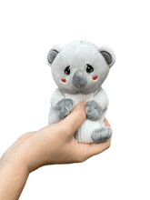Upload image to gallery, Mini peluche lestée Kiki le koala vue de profil
