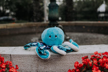 Charger l&#39;image dans la galerie, Octa Blue peluche en pieuvre de couleur bleu lourde et sensorielle

